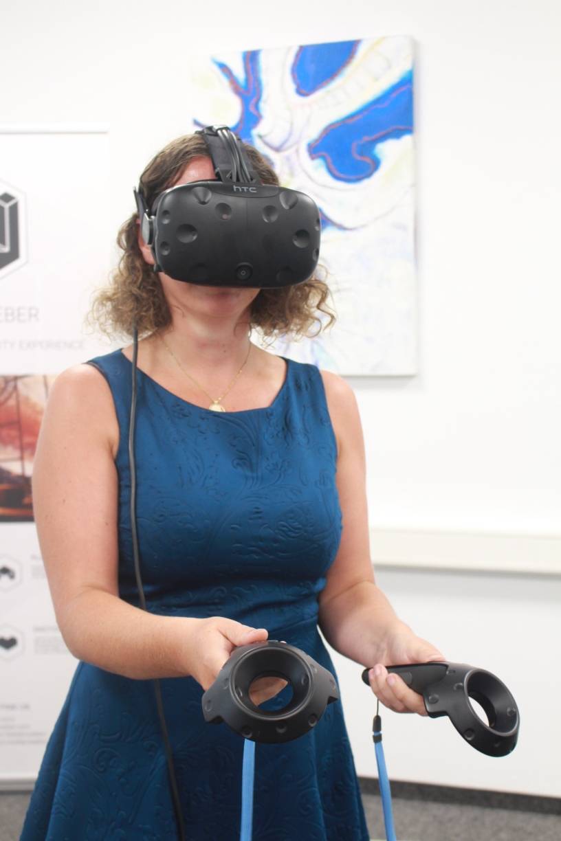  Vor Augen: Museumsdirektorin Dr. Jennifer Morscheiser eröffnet sich eine fantastische Welt, wenn sie die VR-Brille aufsetzt. 