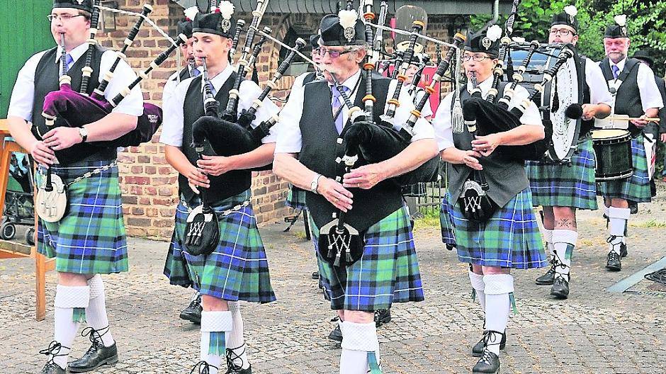  Mit Dudelsack und Kilt durch Süchteln. 