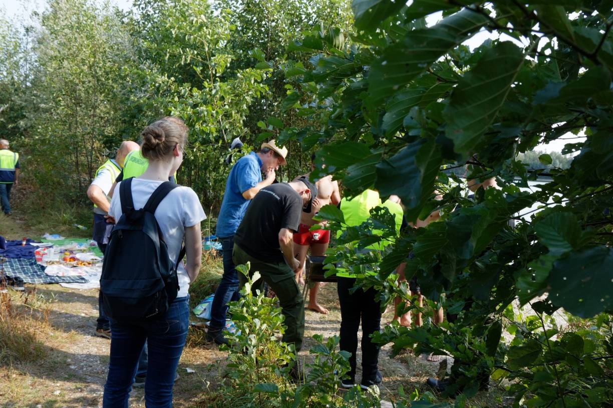  Kontrolle am Königshüttesee: Für das Grillen und Lagern am See wurde ein Verwarnungsgeld von 50 Euro pro Person fällig. Foto unten: Die illegalen Badegäste hinterlassen jede Menge Müll. Der Tresor wurde vermutlich von Einbrechern hier abgeladen. 
