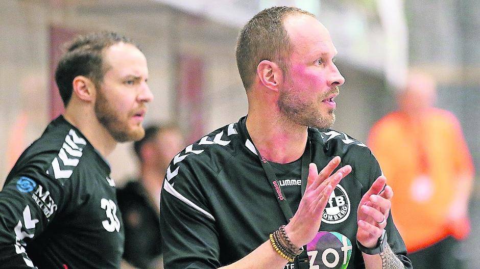 Achim Schürmann (re.) sah bei der 22:27-Niederlage eine starke Leistung von Mirko Szymanowicz(li.), der elf Treffer erzielte.