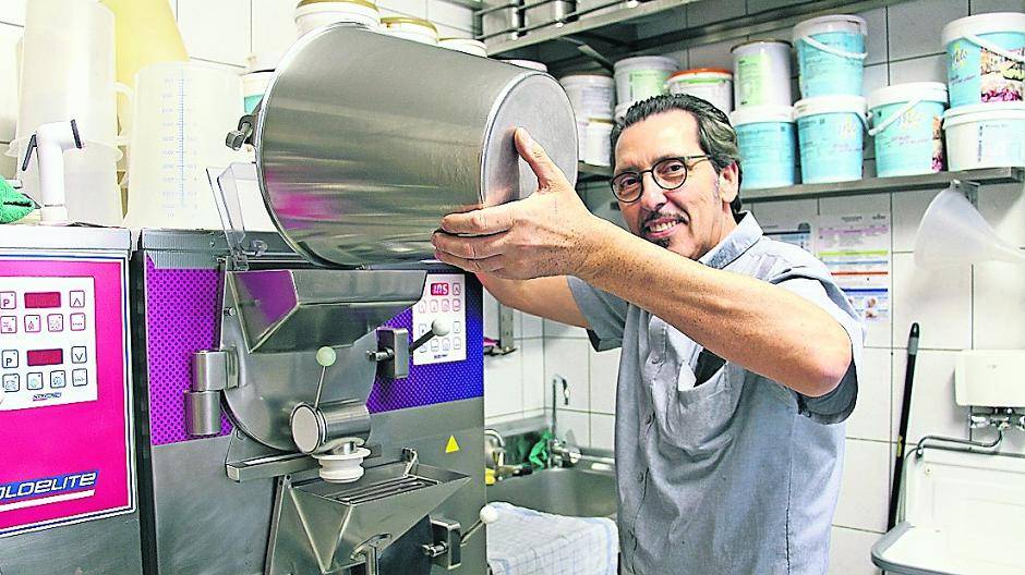 Tino Concorso bei der morgendlichen Zubereitung verschiedener Eissorten.