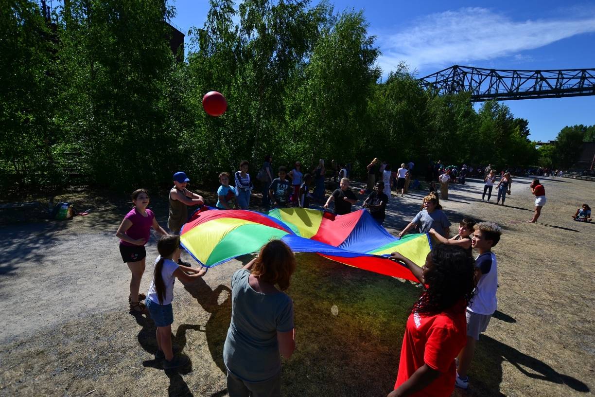  Zehn Sekunden Ball hochhalten - nach ein paar Versuchen für die Kinder der Christian-Zeller-Schule kein Problem mehr. Dann gibt's einen kleineren Ball ... 