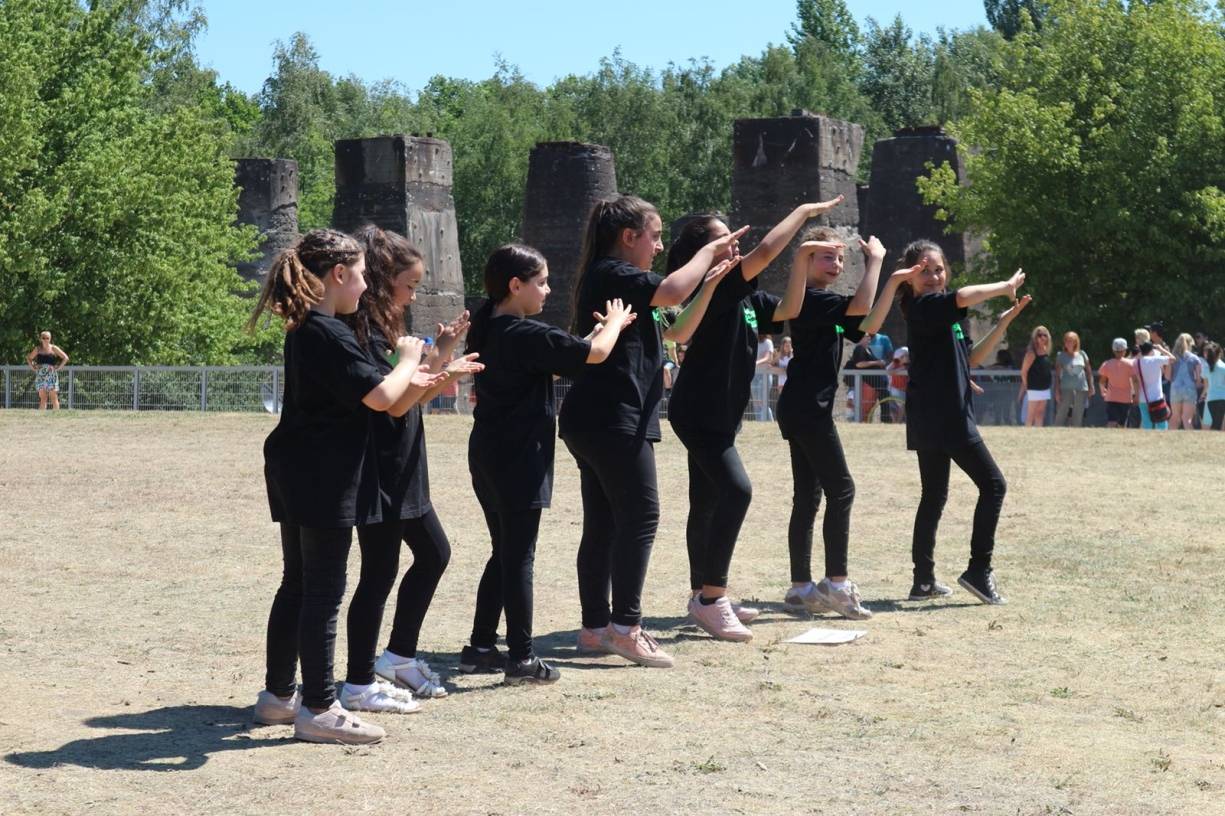 Die Grundschule Bruckhausen tanzt zum Abschluss.