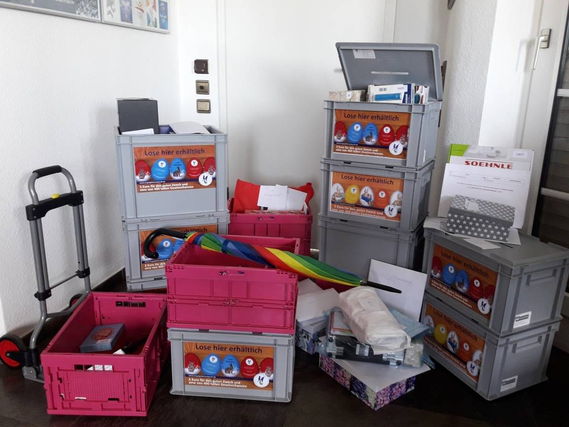 Der Notar war gleichzeitig auch Glücksfee und hat eigenhändig die 400 Losnummern aus 4.000 Los-Chips gezogen. Ab Donnerstag können die Gewinne dort abgeholt werden, wo auch das jeweilige Tombola-Ei gekauft wurde.