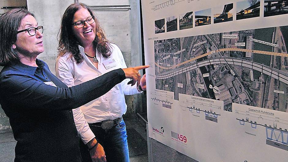  Brückenbau Ingenieurin Annegret Schaber und Projektleiterin Anne Höcker (vl) erläuterten die A 59 Pläne. 