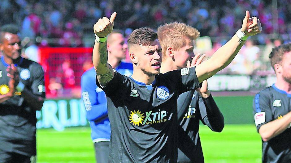  Daumen hoch für die mitgereisten Fans von Rückkehrer Andy Wiegel nach dem erkämpften 0:0-Remis in Berlin. 