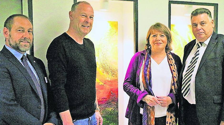 Den gemeinsamen Künstlerwettbewerb des St. Irmgardis-Krankenhauses und des Fördervereins gewann Mira Cichocki (2.v.r.). Es freuen sich mit ihr (v.l.): Thomas Becker, Norbert Kox und Udo Küllertz.