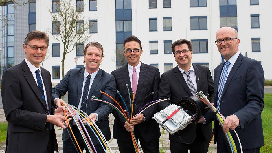 v.l: Harald Lenßen (Bürgermeister Neukirchen-Vluyn), Christoph Fleischhauer (Bürgermeister Moers), Prof. Dr. Christoph Landscheidt (Bürgermeister Kamp-Lintfort, Frank Tatzel (Bürgermeister Rheinberg) und Lutz Hormes (Vorstand ENNI Stadt &amp; Service).