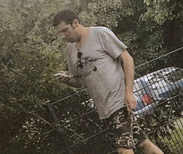 Mutter des Opfers (Schülerin) fotografiert Exhibitionisten