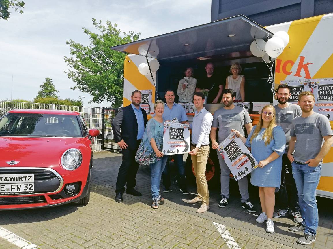 Veranstalter und Vertreter der Sponsoren vor und im Food Truck von Stefan Schmitz.