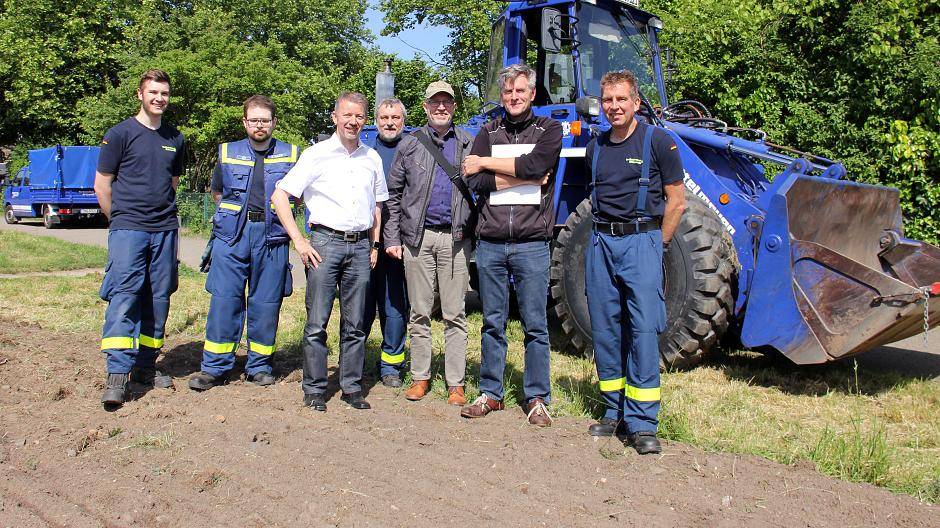  Kümmern sich um die Blumenwiese: Thorben Schreiber, Jan Haan, Norbert Gottschild, Henning Dietrich (alle THW), Micheal Jansen (Bürger), Jürgen Sommerfeld und Hans-Peter Hilger (Fachdienst Grünflächen). 