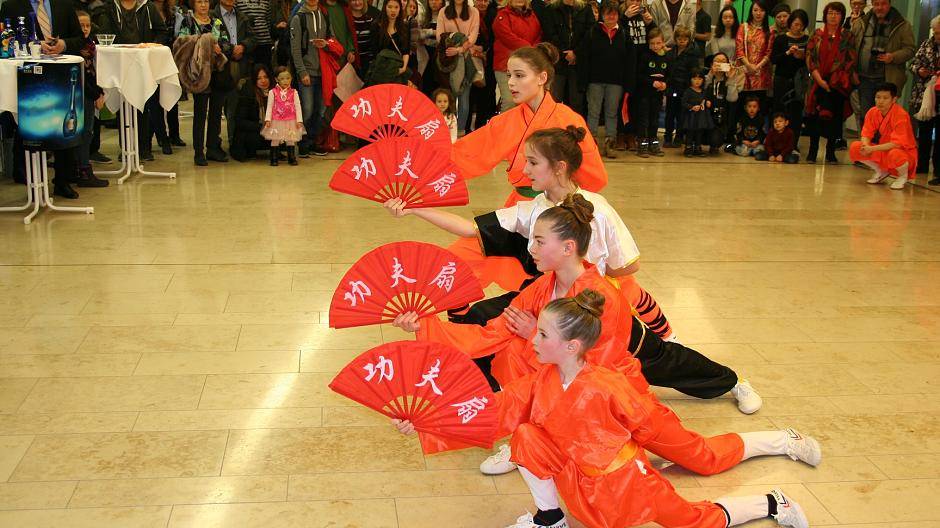  Mit Kalligraphie und Kampfkunst wurde letzten Freitag in Duisburg &lt;a href="http://www.stadt-panorama.de/ausgaben/du-city/frohes-neues-jahr-des-hundes-aid-1.7409433" target="blank"&gt; das chinesische Frühlingsfest gefeiert. Das Jahr des Hundes&lt;/a&gt; hält noch einige deutsch-chinesische Aktivitäten bereit. 