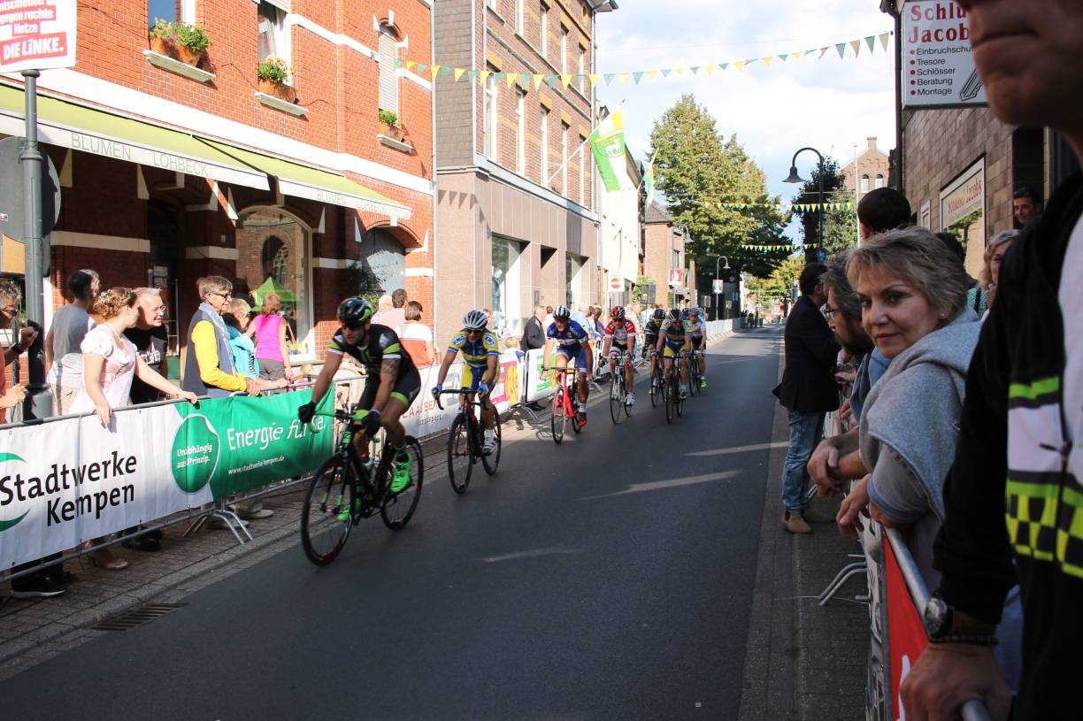 Mit dem Bauhelm auf die Rennstrecke