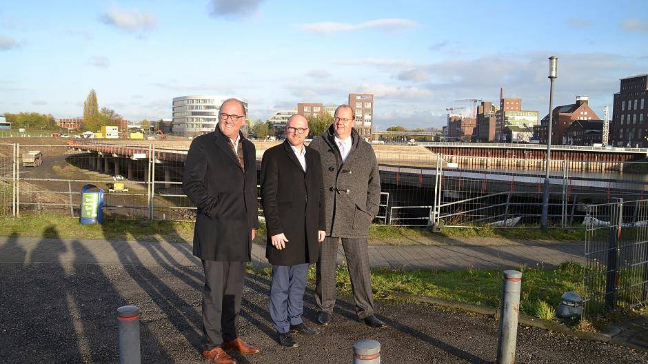  Eitel Sonnenschein in der Kurve: Stefan H. Mühling, Sören link und Bernd Wortmeyer an der Baustelle. 