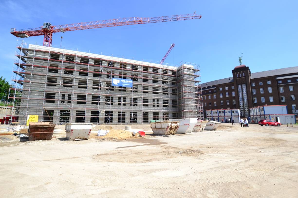 Der Rohbau an der St. Johannes Klinik ist fertig gestellt. Jetzt kommt der Innenausbau. 2020 will man fertig sein.