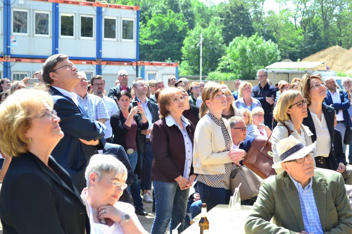  Während der Polier seine Rede hielt, gingen alle Blicke nach oben. 