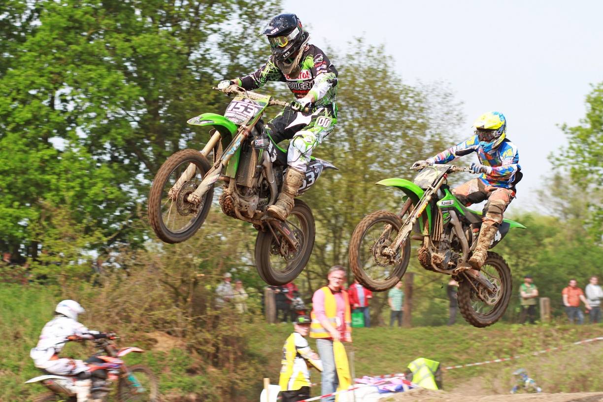 Die Solofahrer beim heißen Ritt auf ihren schnellen Bikes. Zweikämpfe zu Land und in der Luft um jeden Meter, wie hier #153 MatthiasWalczuch (Moers) vor #44 JanUhlig (Lugau).