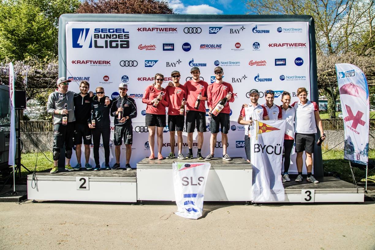 Das Bundesliga-Team der Seglergemeinschaft Lohheider See (Steuermann Matthias van Holt, Taktiker Paul Kübel, Trimmer Jens Hedfeld und Vorschifffrau Kim Lara Hedfeld) holt sich den Sieg auf dem Bodensee.