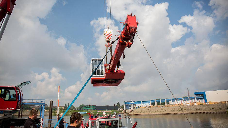 Neuer Kran fürs Feuerlöschboot