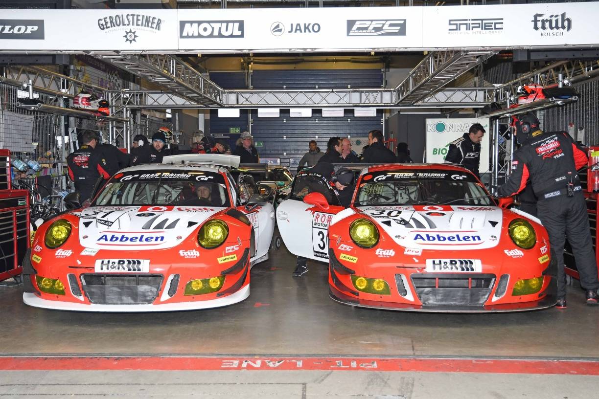  Die beiden Porsche 911 GT3 R von "Frikadelli Racing" am Vormittag in der Box. 