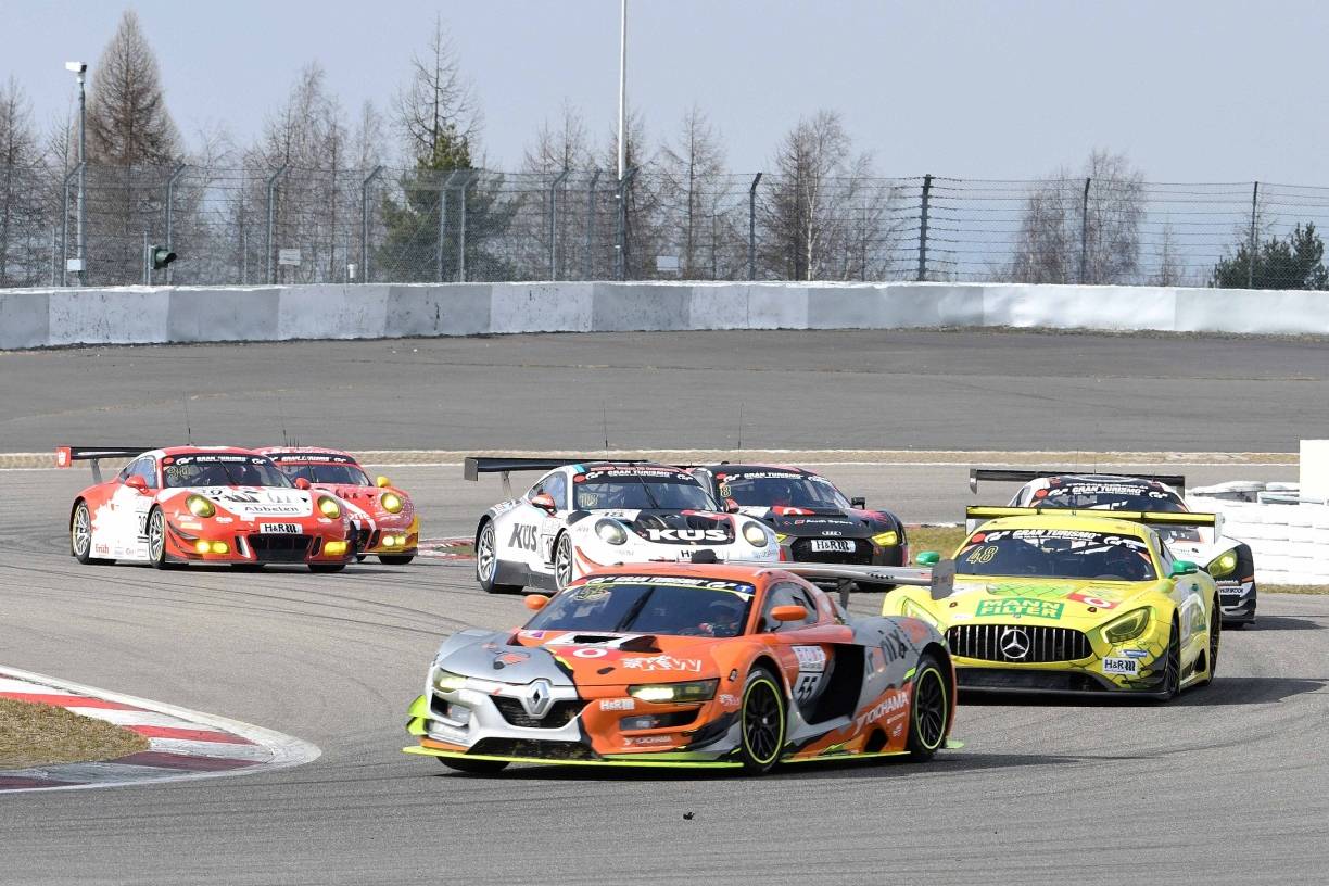  Die "Renn-Frikadelle" mit der Startnummer #30 kämpft sich mühsam durchs Feld. 