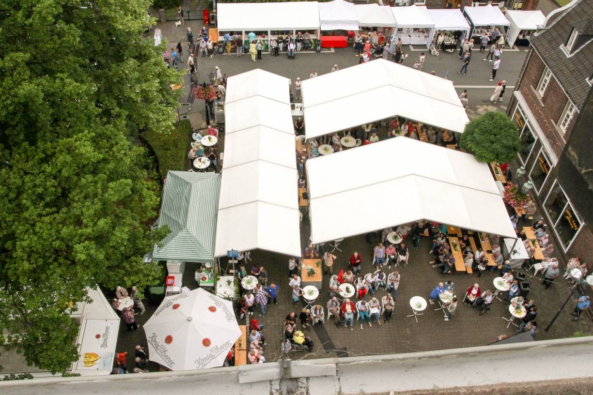Blick von oben aufs Dorffest: Rund um die Dorfkirche wird auch in diesem Jahr wieder drei Tage gefeiert.