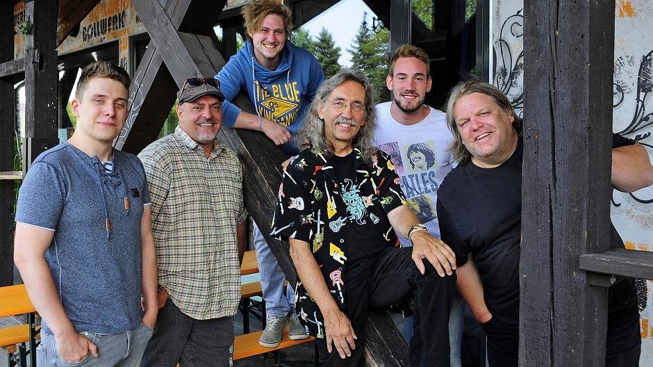 Manuel Schellner (Bass) Lukas Steffens (Drums) und Tom Krumpholz (Vocals) von „Chapter“ mit Jons Heiner (Bollwerk 107), Peter Bursch und Daniel Jung (Kulturbüro Duisburg).