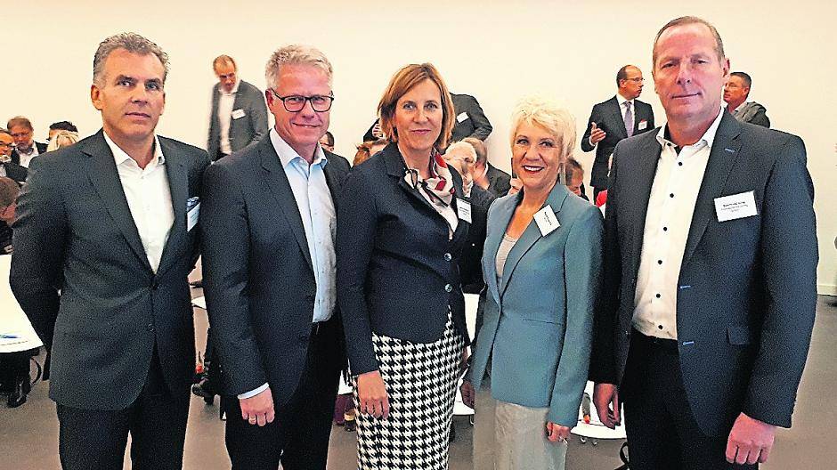 Die Teilnehmer der Diskussionsrunde (v.l.): Friedrich W. Scholz (Fritz Schmitz Herrenmoden), Jürgen Steinmetz (IHK), Sabine Anemüller (Bürgermeisterin), Moderatorin: Beate Kowollik und Bernfried Ahle (Rheinische Recycling GmbH).
