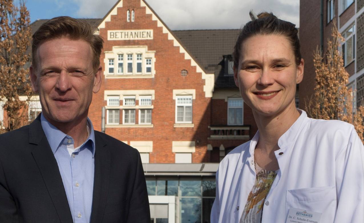 Bethanien-Stiftungsvorstand Dr. Ralf Engels begrüßt Dr. Caterina Schulte-Eversum als neue Leitende Ärztin der Proktologie des Moerser Krankenhauses.