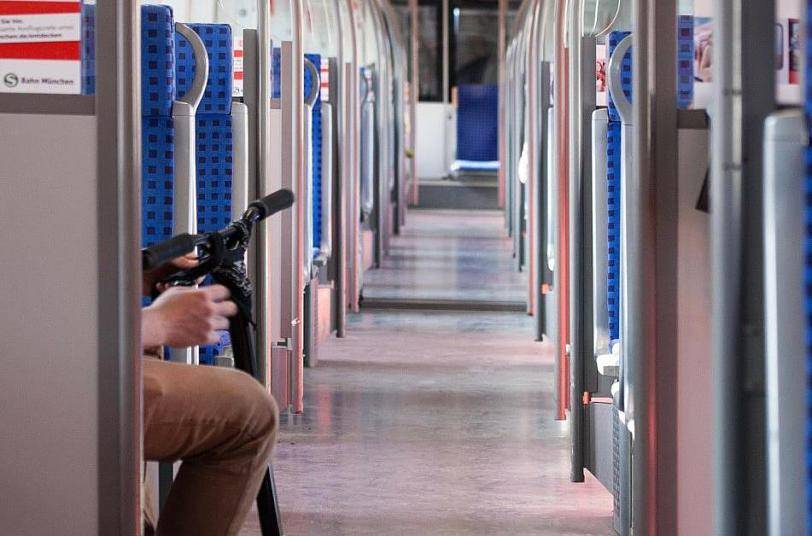 Exhibitionist schlägt und belästigt Frauen