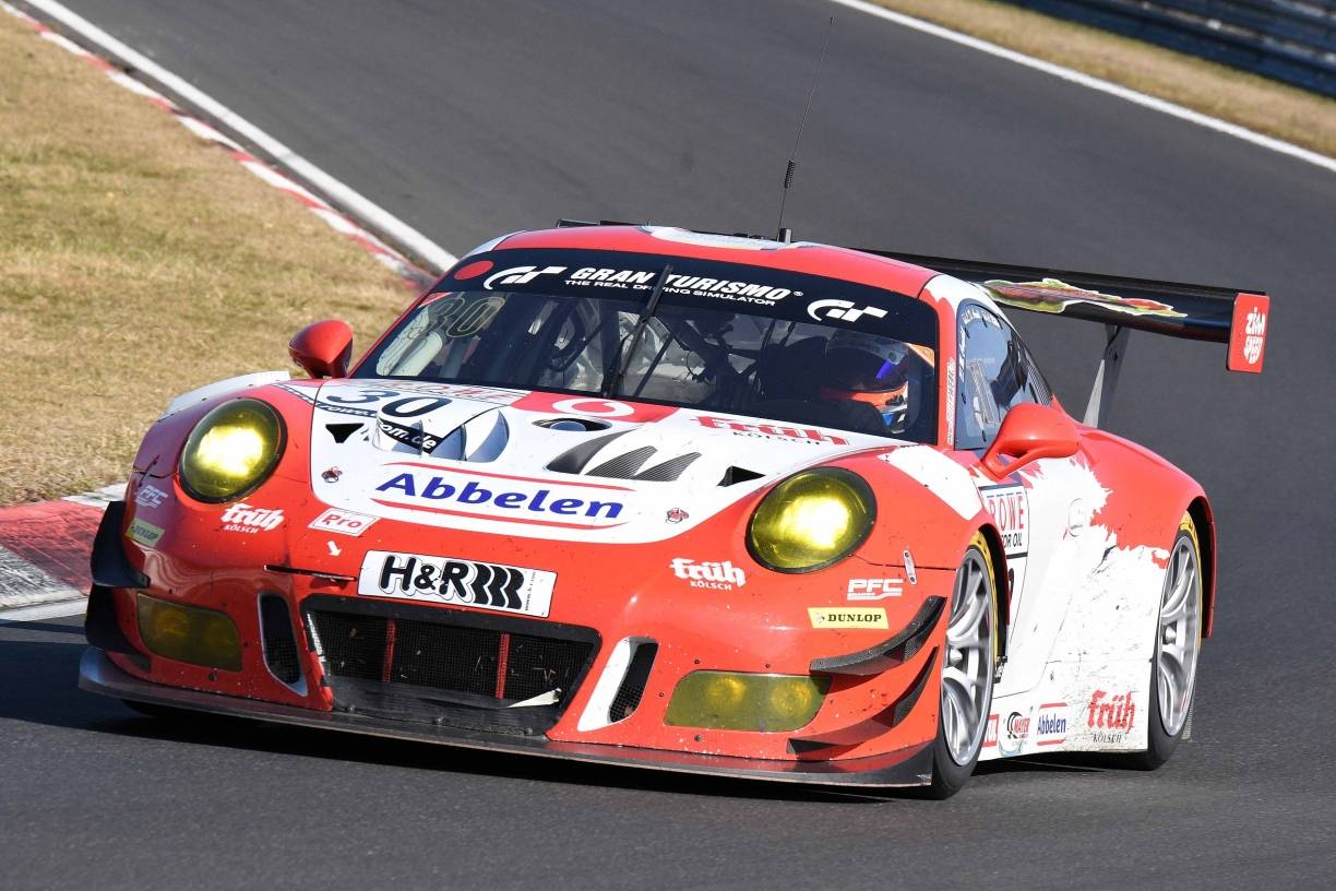  Der Porsche 911 GT3 R von „Frikadelli Racing“ wird mit dem Duisburger Rennfahrer Lance David Arnold beim 24h-Rennen an den Start gehen. Laut aktueller Starterliste wird Arnold am Qualifikationsrennen allerdings nicht teilnehmen. 