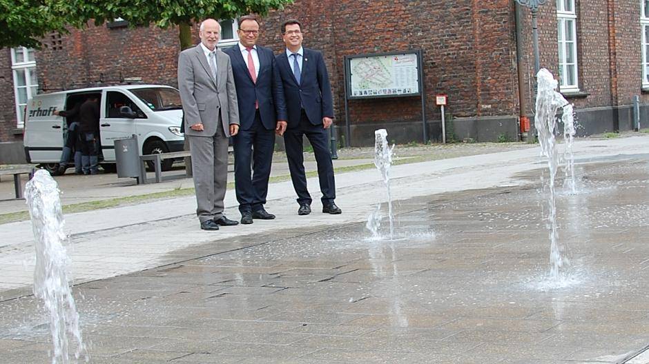 (v.l.) Baudezernent Dieter Paus, Sparkassendirektor Frank-Rainer Laake und Bürgermeister Frank Tatzel.