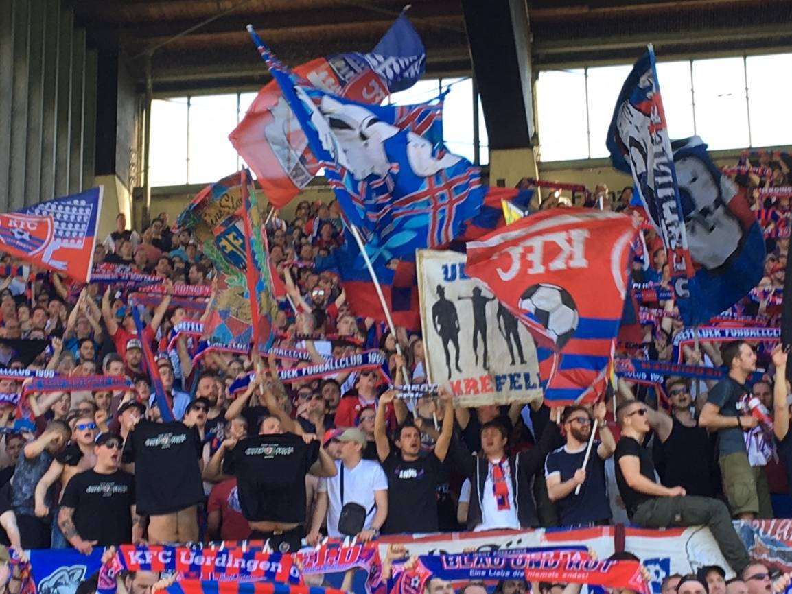 Blau-rote Fan-Invasion in Wiedenbrück