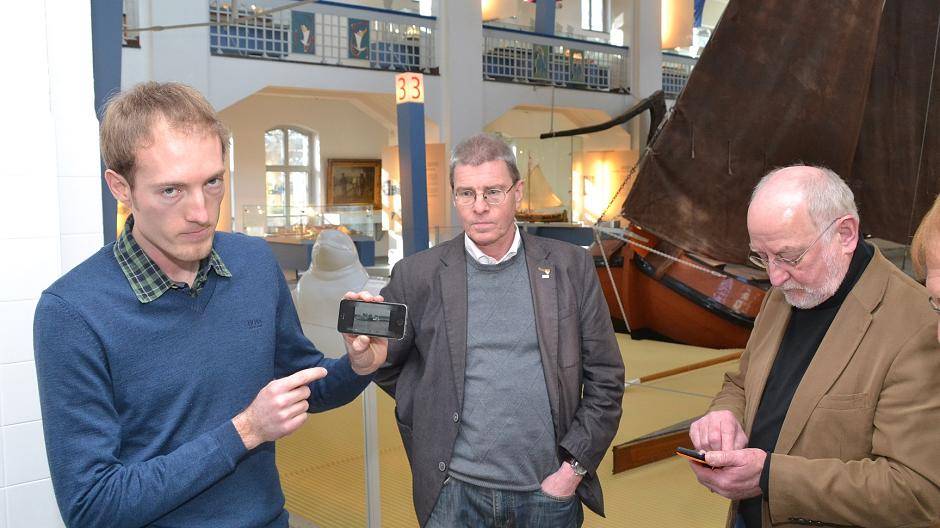 Auf dem Smartphone ins alte Hallenbad