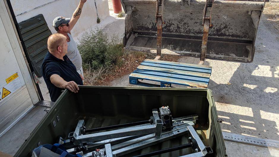 Mike Peun und ein Helfer beim...