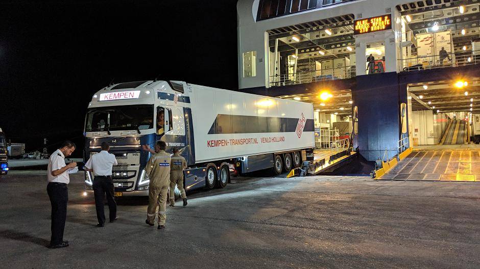 Der 40-Tonner an der Fähre in...