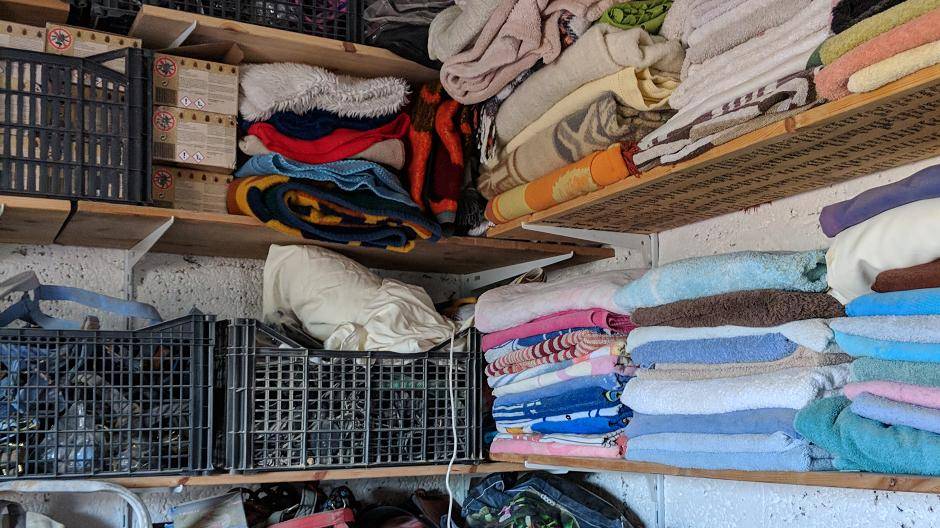 Das vollgepackte Lager mit gespendeten...