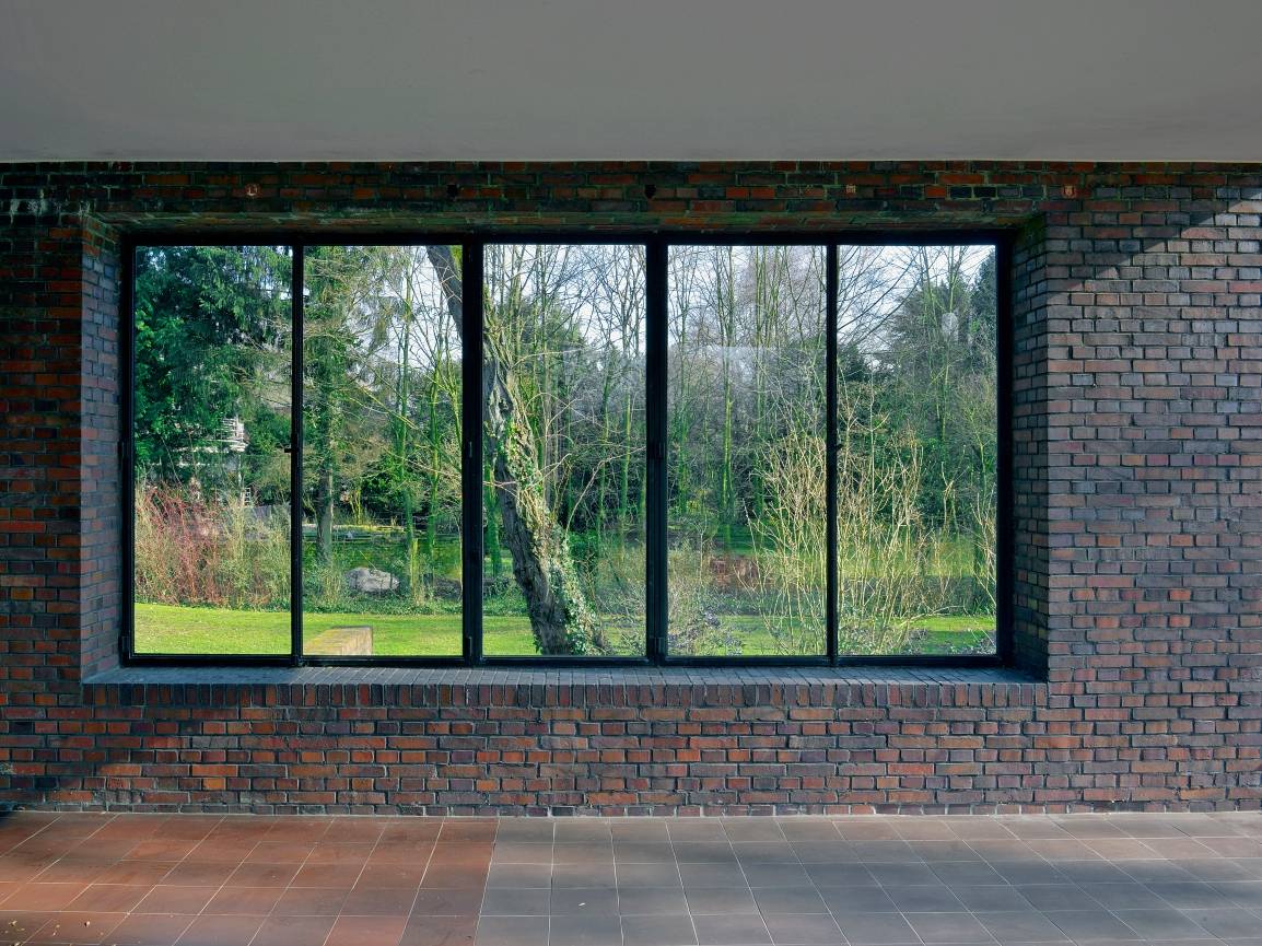  Natur ins Haus holen: Unter dem Titel „Moving Mies“ stellt Volker Döhne eine Serie von Fotos vor, die die Besonderheiten der Häuser Esters und Lange an der Wilhelmshofallee ins Bewusstsein rücken. Die Gebäude waren von Star-Architekt Mies van der Rohe Ende der 20er Jahre entworfen worden und bilden bauliche Beispiele der Stilrichtung der Neuen Sachlichkeit. 2019 werden sie ein Highlight Krefelds zum landesweit ausgerufenen Bauhausjahr bilden. 