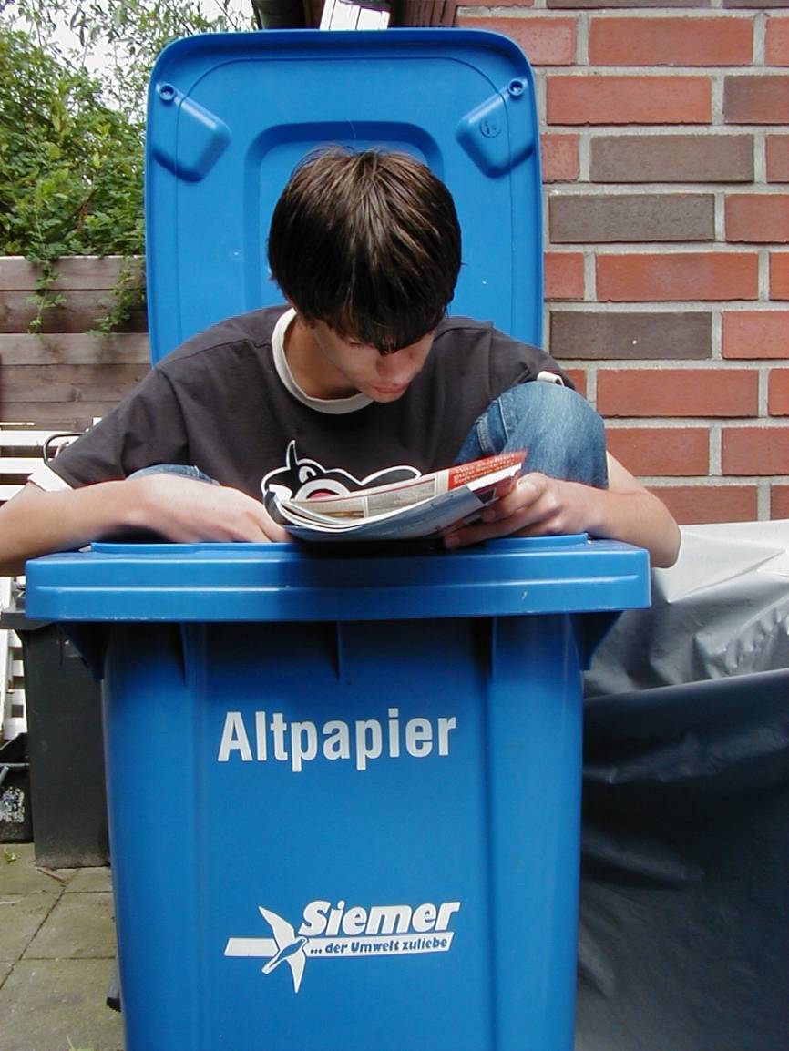  Vertieft: Lesen kann man (fast) überall. Man braucht kein Kabel und kein Aufladegerät. Nur gute Lektüre. Die gibt es in der Mediothek zuhauf. Und die Sitzgelegenheiten in der dortigen Jugendabteilung sind auch bequemer. 