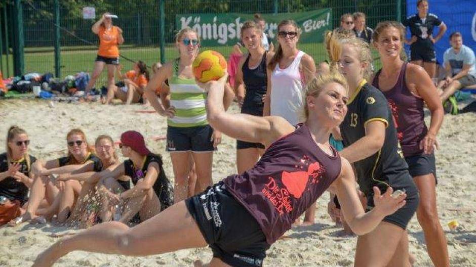 Handballer tricksen im heißen Sand