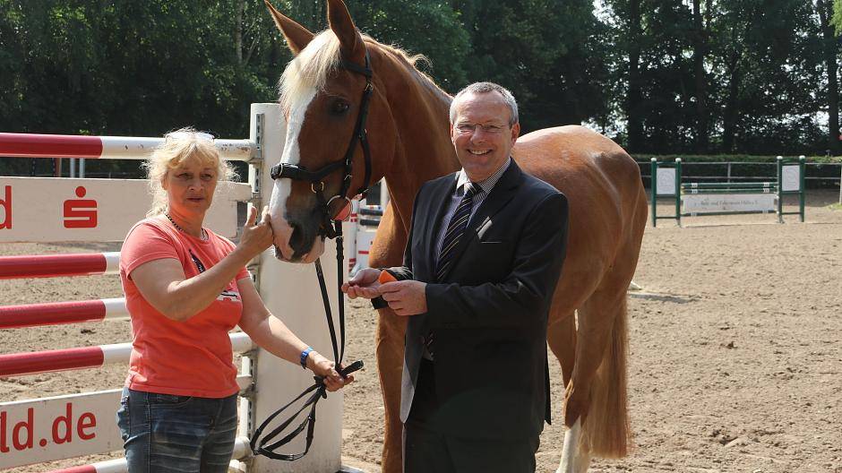 Sabine Keller, Warmblüter Aladin und Markus Kirschbaum, Vorstand der Sparkassenstiftung...