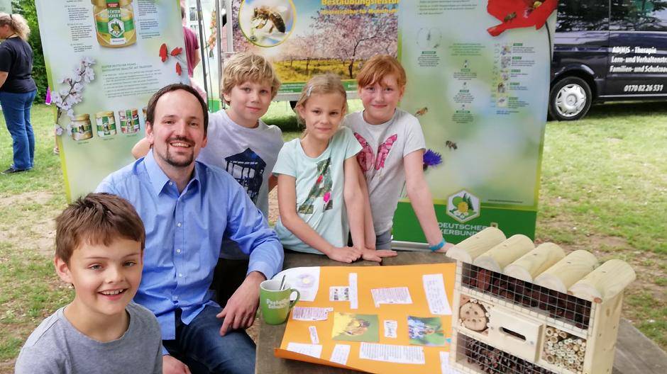 Bienenexperten unter sich: Marian Amend vom Imkerverein Krefeld mit Schülerinnen und Schüler der Pestalozzi-Schule.