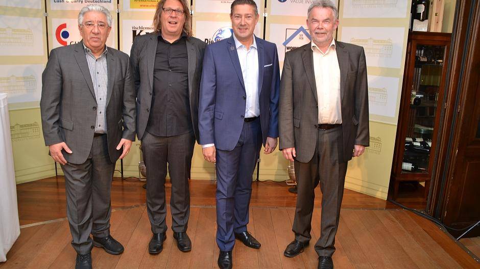 Gruppenbild vorm verbalen Tänzchen: Gastgeber Antonio Pelle, Zauberkünstler Thomas Berner, Joachim Llambi und Manni Breuckmann. Foto. tw