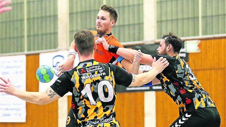 Kevin Kirchner, hier im Derby gegen Homberg, erzielte sechs Tore beim 25:25-Remis seiner Wölfe gegen den Regionalliga-Spitzenreiter SG Langenfeld.