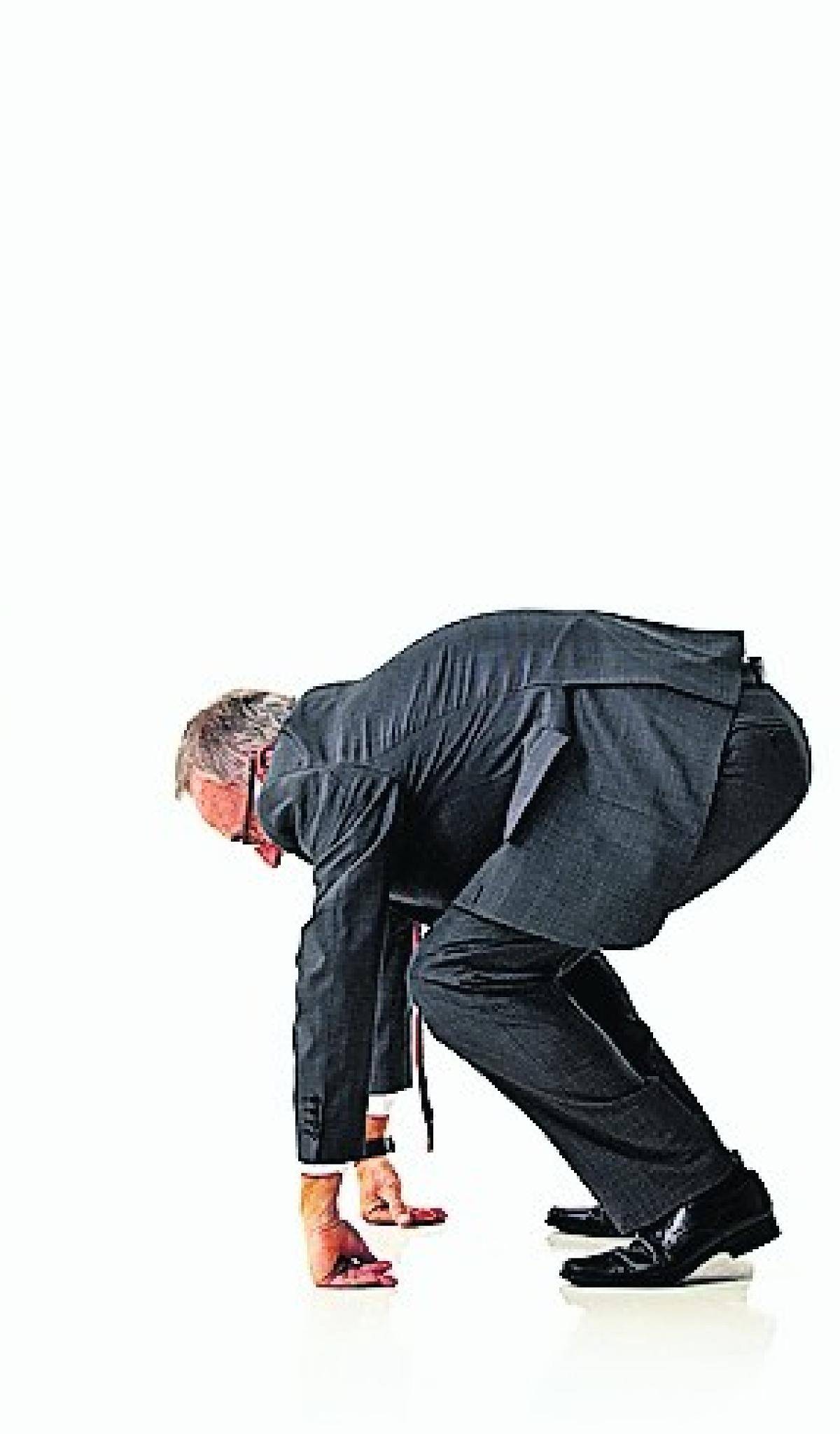  Gerade in den Rücken kommen: Aufstehen und stehen bleiben. Foto: Günter Menzl/ fotolia.com 