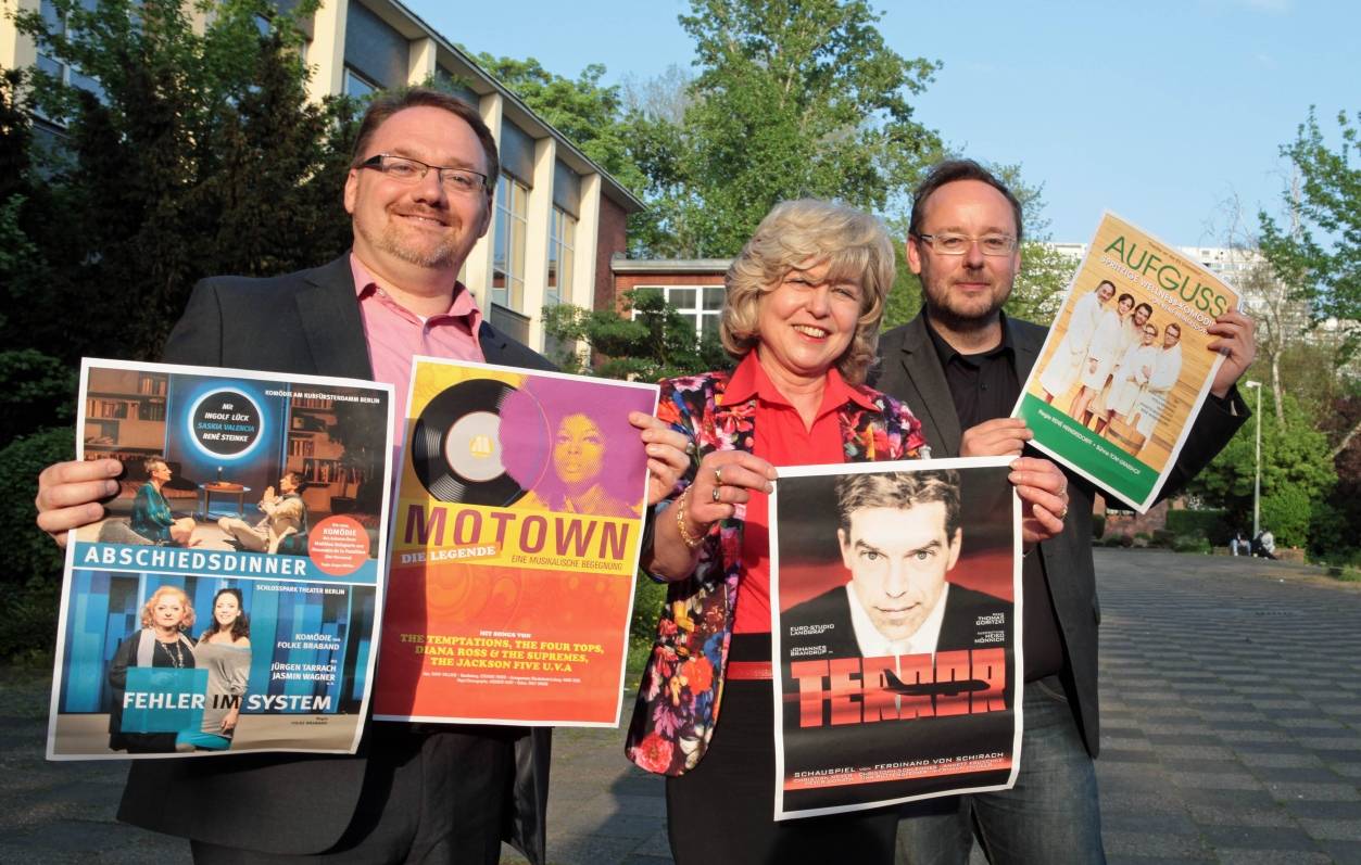  Präsentierten am Montag das neue Theaterprogramm in der Glückauf-Halle (vl): Markus Dorok (Bezirksmanager Homberg), Doris Nielert-Browatzki (Sachbearbeiterin in der Bezirksverwaltung) und Sebastian Jacobs (Konzertdirektion Landgraf). 