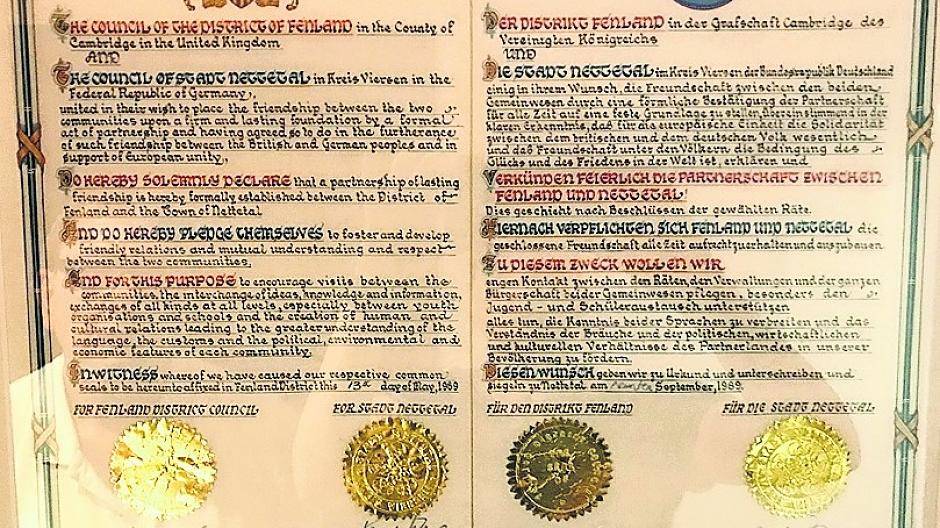  Sehr feierlich und deshalb gern fotografiert: Nettetal und Fenland besiegeln ihre Freundschaft. Foto: Archiv Stadt Nettetal 