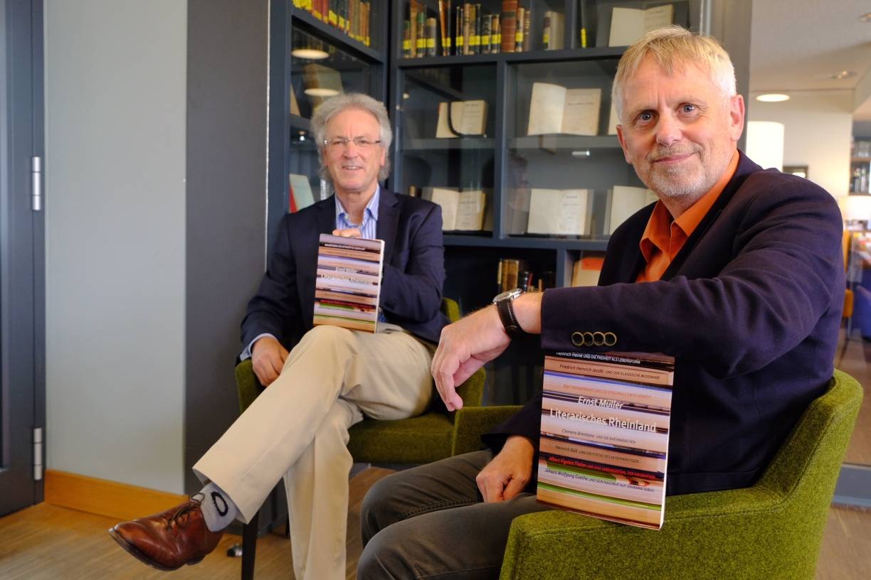  Stellen das neue Rheinland-Buch in der Mediothek vor: Verleger Georg Aehling (l.) und Autor Ernst Müller. Es regt zum Lesen klassischer und moderner Werke an und weist auf Ausflugsziele hin. 