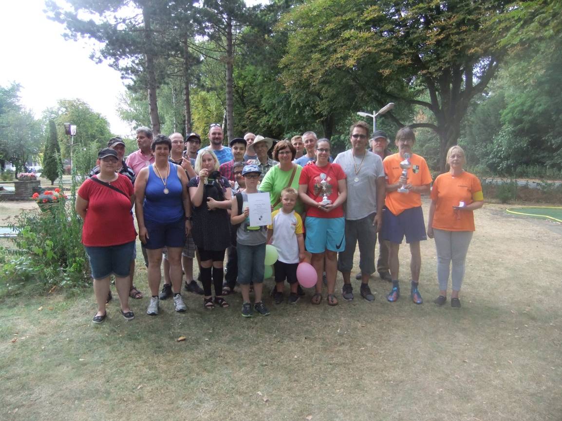 Gruppenbild mit den Sieger/innen der Stadtmeisterschaft im Minigolf 2018 auf der schönen Minigolf-Anlage an der Rheindeichstraße 56 in Duisburg-Homberg.
