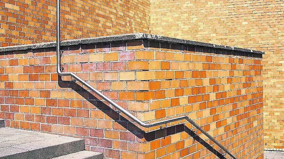  Für die Brüder Maik und Dirk Löbbert ist die Wahrnehmung des Besonderen im Alltäglichen mittels optischer Überraschungen und Verfremdungen zentrales Thema. 